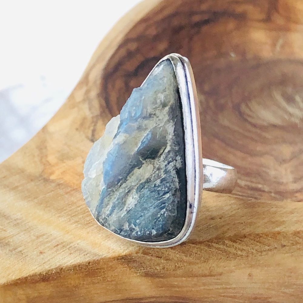 Silver Labradorite Statement Ring - Picture 5 of 10